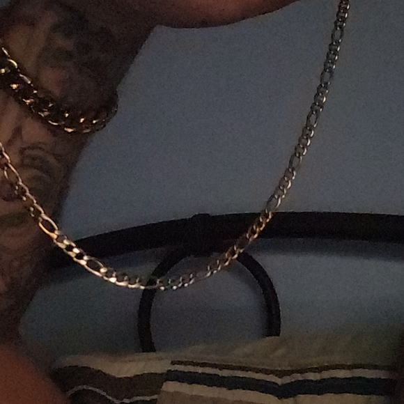 A gold plated/colored chain. - Picture 3 of 3